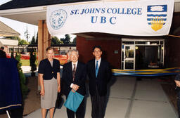 Audience members in front of SJC entrance