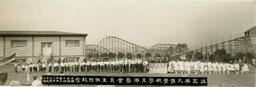 [Group photo of annual picnic]: 溫高華文彊學校學生游藝會員生拍照紀念