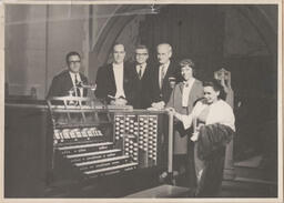 Group photo around the organ