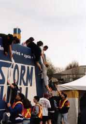 Teambuilding during Storm the Wall competition