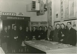 [Wong Kung Fow 黄孔阜 hosting visitors in the Chinese culture room]